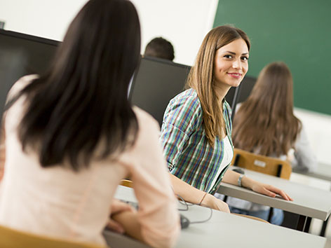 2 piger i klasselokale